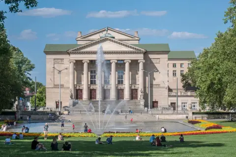 Fontanna przed Teatrem Wielkim w Poznaniu, idealne miejsce na relaks i poszukiwanie atrakcji dla dzieci poznań i okolice.