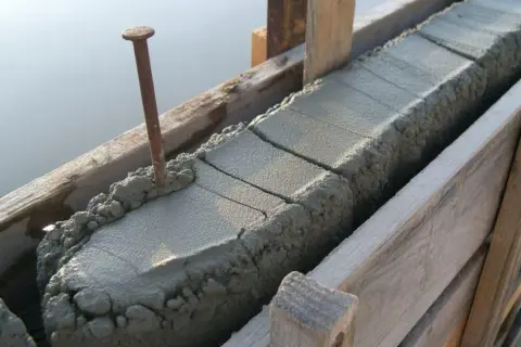 Jak długo wiąże beton? Kluczowe informacje o twardnieniu betonu