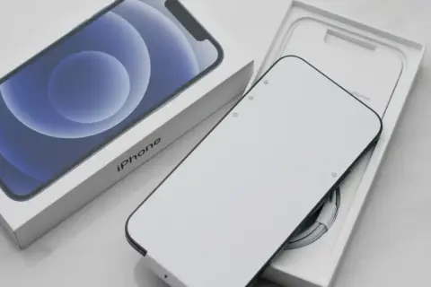 Nowy iPhone w pudełku, gotowy do pomocy w tym, jak przenieść kontakty z Androida na iPhone.