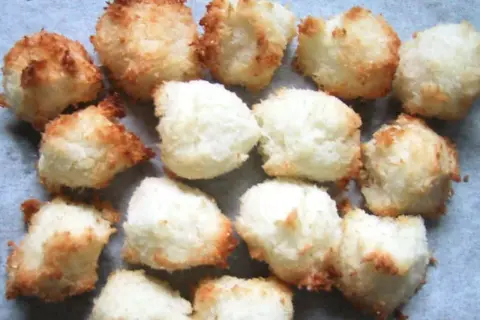 Des boules de coco dorées et moelleuses, parfaites pour une recette boule coco facile et rapide.