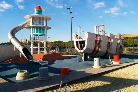 Parque infantil temático de barcos y faros en Almería, ideal para familias.
