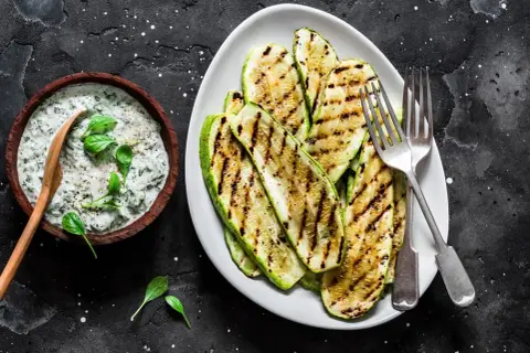 Perfekt gegrillte Zucchinischeiben mit Kräuterquark. Ein leichter Genuss, der Lust auf mehr macht.