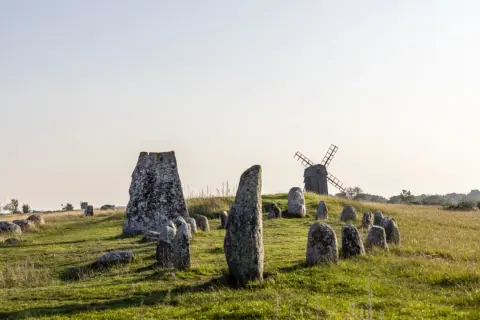 Stenformationer och en väderkvarn på lilla alvaret.