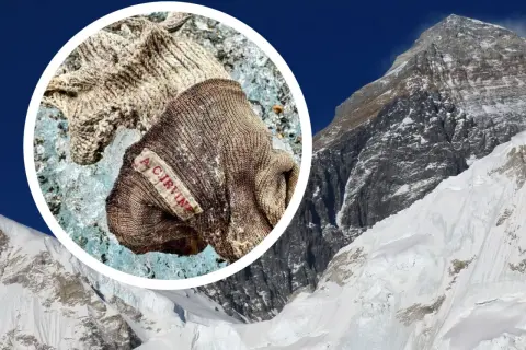 Ein Handschuh mit der Aufschrift "A. Irvine" liegt auf Eis am Mount Everest. Die Zahl der Toten am Mount Everest ist hoch.