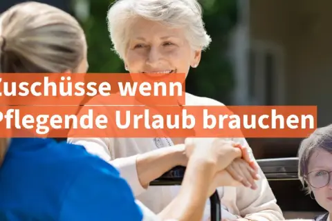 Zuschuss Pflegekasse: Urlaub für pflegende Angehörige. Eine ältere Frau lächelt, während eine Pflegerin ihre Hand hält.