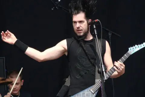 Wayne Static z zespołu Static-X, którego produkcja filmu o nim została wstrzymana przez rodzinę, gra na gitarze.