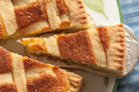 Ein Stück Pastiera Napoletana, ein traditioneller italienischer Kuchen, der nach einem klassischen Rezept zubereitet wurde.