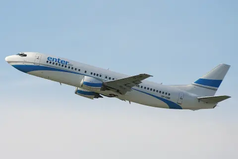 Boeing 737-700 Enter Air wznosi się na błękitne niebo.