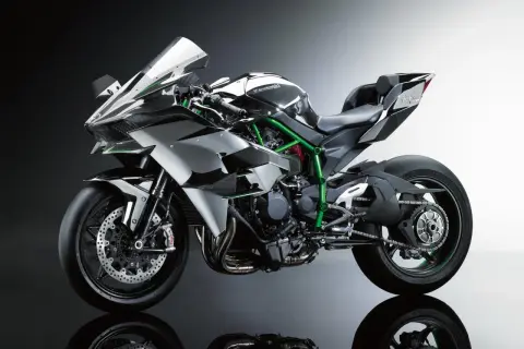 Srebrno-czarny Kawasaki Ninja H2R, znany jako najszybszy motor na świecie, z zieloną ramą i detalami z włókna węglowego.