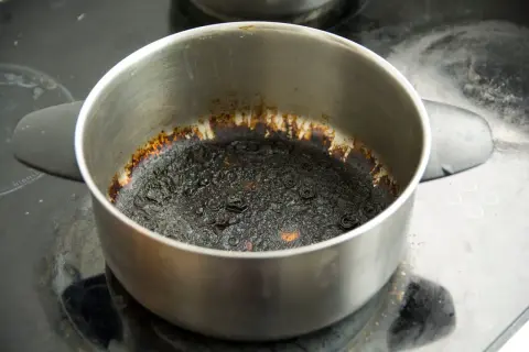 Casserole brûlée, un danger potentiel. La nourriture carbonisée au fond de la casserole indique une cuisson trop longue ou à feu trop vif.