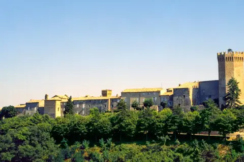 Borgo antico e imponente castello dominano il paesaggio collinare del Moresco, Marche.