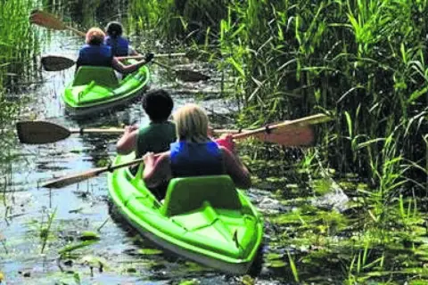 Poznań kajakiem: Odkryj najlepsze trasy, ceny i wypożyczalnie!