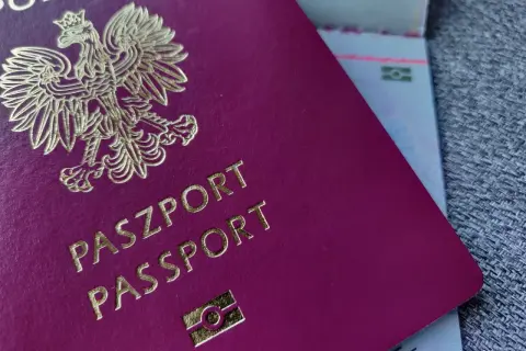 Polski paszport biometryczny wzór z godłem orła. Gotowy do podróży po świecie.