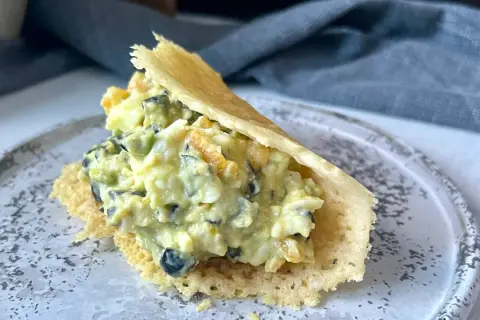 Pyszna pasta z awokado i jajka, podana w chrupiącej wafelkowej łódeczce. Idealna na szybką przekąskę.