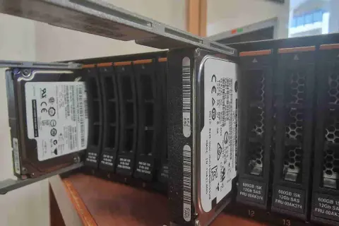 Dyski SSD w obudowie serwerowej, gotowe do konfiguracji SSD RAID. Widoczne etykiety z danymi technicznymi dysków.
