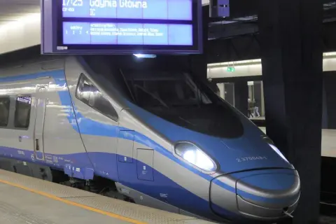 Pendolino z Katowic do Gdańska, ile jedzie? Pociąg IC EIP 4501 czeka na odjazd.