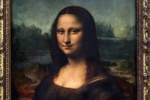 Portret Mony Lisy w złoconej ramie. Jej tajemniczy uśmiech sprawia, że zastanawiamy się, ile jest warta Mona Lisa.