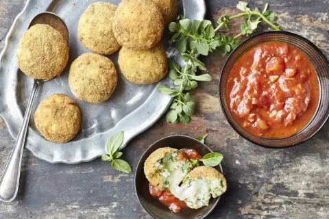 Arancini dorés et croustillants servis avec une sauce tomate savoureuse, parfaits pour tremper.