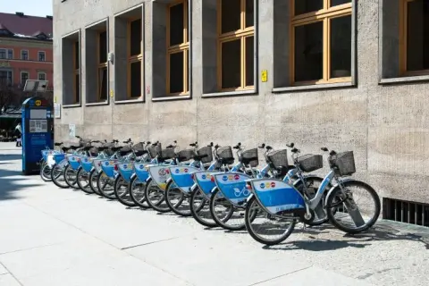 Jak dojade rowerem w mieście: trasy, aplikacje i bezpieczne porady dla rowerzystów
