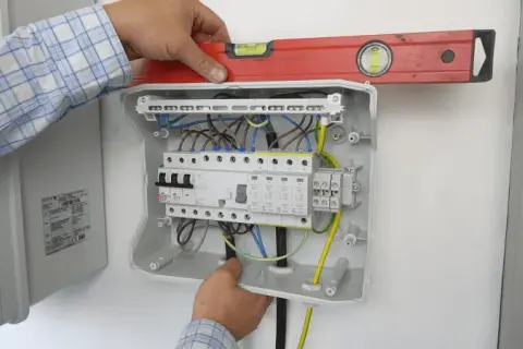 Jaki kabel od falownika do rozdzielni? Wybierz najlepszy dla swojego systemu
