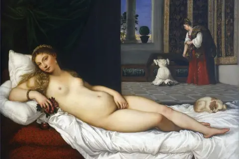 La Venus de Urbino, una mujer desnuda recostada en una cama, mira al espectador mientras una sirvienta busca en un cofre.