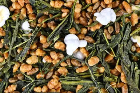 Mélange de thé vert sencha et de riz soufflé grillé, le genmaicha révèle ses bienfaits pour la santé et son goût unique.