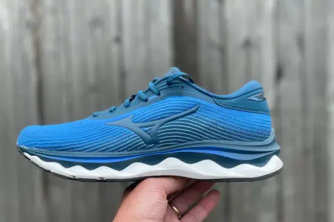 Niebieski but do biegania Mizuno Wave Sky 5 z charakterystycznym logo.