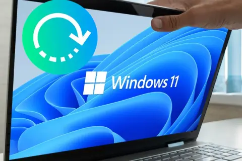 Icono de reinicio sobre pantalla de portátil con Windows 11. Preparado para reinstalar Windows 11.