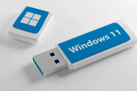 Dwa pendrive'y z logo Windows 11 na białym tle.