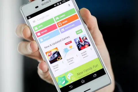 Smartfon z otwartym Sklepem Play. Zobacz, jak wylogować się ze Sklepu Play, aby zarządzać kontem.
