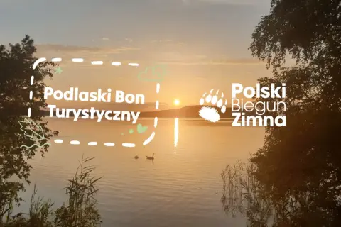 Zachód słońca nad jeziorem, z napisem "Podlaski Bon Turystyczny 2026" i "Polski Biegun Zimna".
