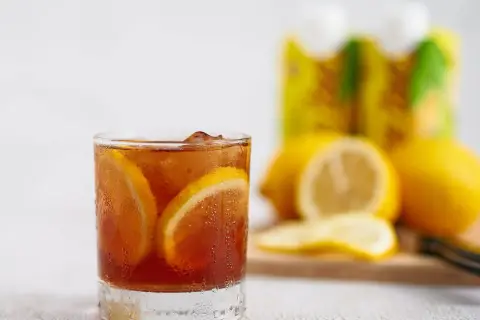 Salud y sabor: Descubre bebidas sin gas ni azúcar caseras y de súper
