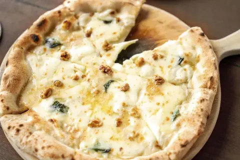 Pizza 4 Fromages: Ma Recette Ultime pour un Goût Pro à la Maison