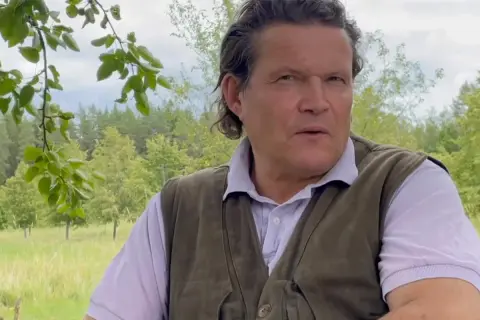 Per Morberg i en grön väst, kanske redo för inspelning av filmer och tv-program.