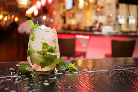 Orzeźwiający koktajl z rumem do mojito, lodem i miętą na barze.