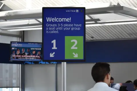 Tablica informacyjna na lotnisku United. Grupy 3-5 proszone są o oczekiwanie na boarding.