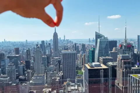 Widok na Manhattan, z Empire State Building w tle. Idealne miejsce, by zacząć planować, co zwiedzić w Nowym Jorku.