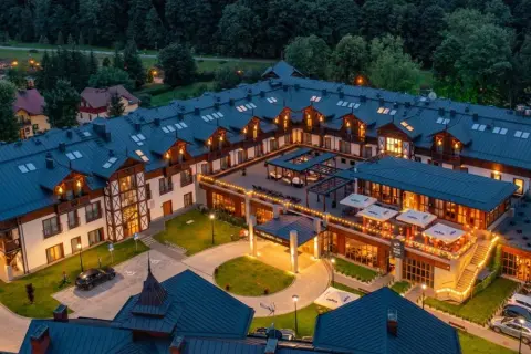Elegancki hotel Szczawnica Park Resort & Spa w otoczeniu zieleni. Wiele pozytywnych hotel szczawnica park resort & spa opinie potwierdza jego urok.