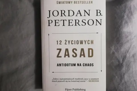 Okładka książki Jordana B. Petersona "12 życiowych zasad". Antidotum na chaos, które pomaga uporządkować życie.