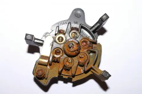Composant électrique rouillé, probablement la cause du clignotant remorque ne fonctionne pas.