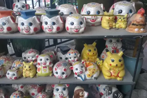 Urocze pamiątki z Wietnamu: ceramiczne świnki i Pokemony w jaskrawych kolorach, ozdobione kwiatami i zabawnymi wzorami.