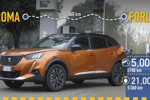 Peugeot 2008 naranja repostando. Viaje de Roma a Forlì, 360 km. Consumo: 5 L/100 km, 21 €/360 km.