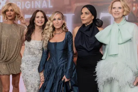 Die Darstellerinnen von "And just like that" Staffel 4 glänzen in glamourösen Outfits.