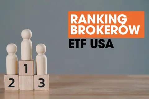 Drewniane pionki na podium z numerami 1, 2, 3. Obok napis "RANKING BROKEROW ETF USA". Pomoc w wyborze brokera.