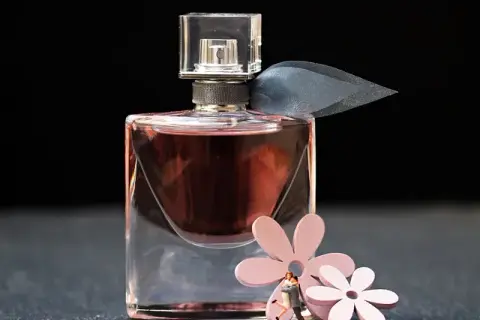 Co dłużej pachnie: woda toaletowa czy perfumowana? Sprawdź różnice