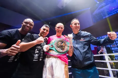 Patricia Berghult firar sin seger med sitt team, bärandes ett WBC-mästarbälte.