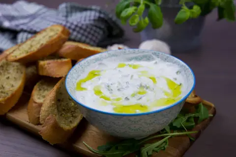 En krämig tzatziki, perfekt för att dippa rostat bröd. Zeinas recept på tzatziki är en favorit!