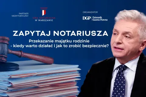 Młotek sędziowski na stercie dokumentów. Zapytaj notariusza o przekazanie majątku rodzinie – darowizna to ważna decyzja.