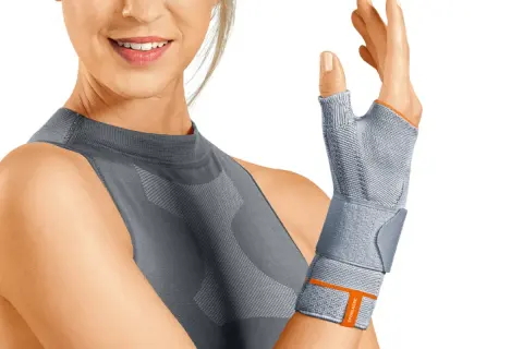 Frau mit Daumenbandage, die bei **arm verstaucht symptome** Linderung verschafft.