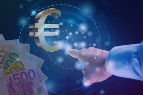 Dłoń wskazuje na symbol euro, obok leżą banknoty. Analiza kursu eur czk.